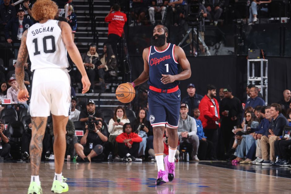 包含激烈比拼：快船队对阵猛龙队胜负难料的词条