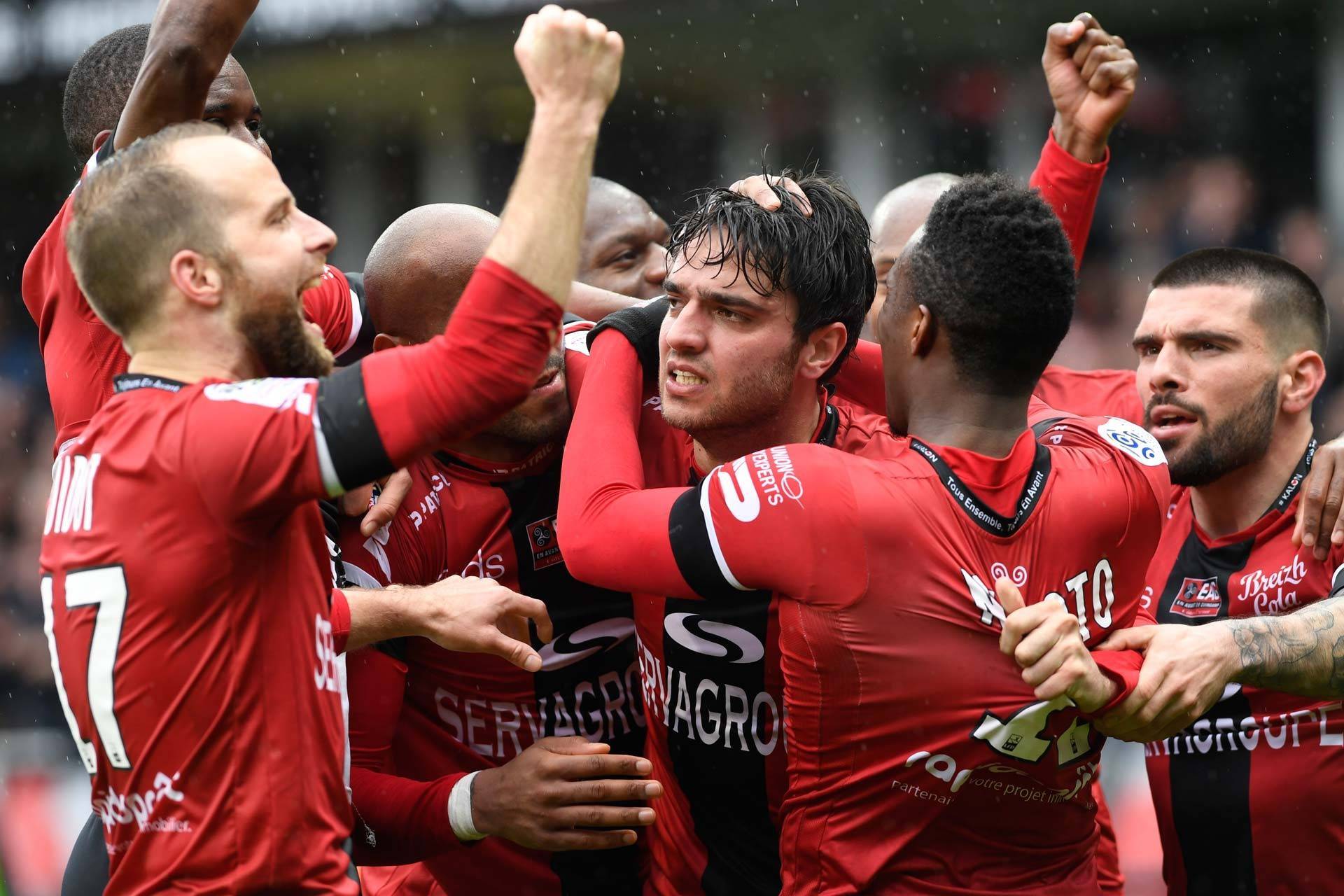 瓦朗谢纳队客场大胜，取得珍贵三分提升排名的简单介绍