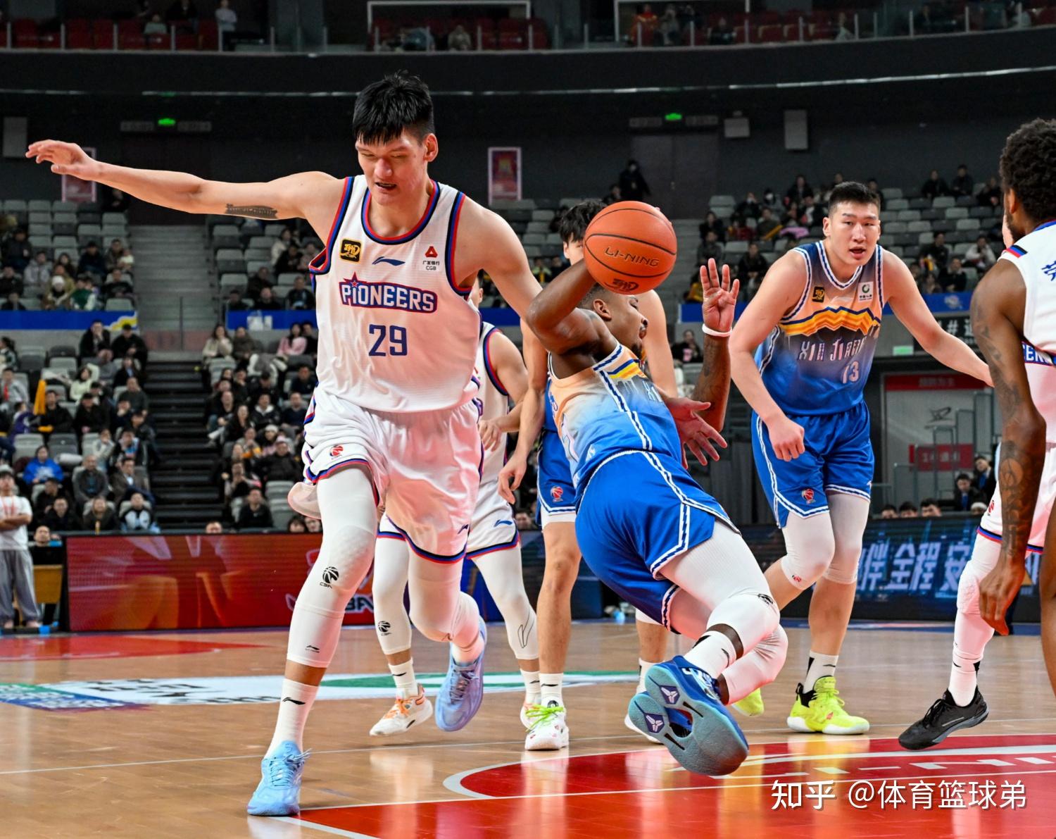 九游VIP-刺激对决：新疆篮球队实现激烈反击