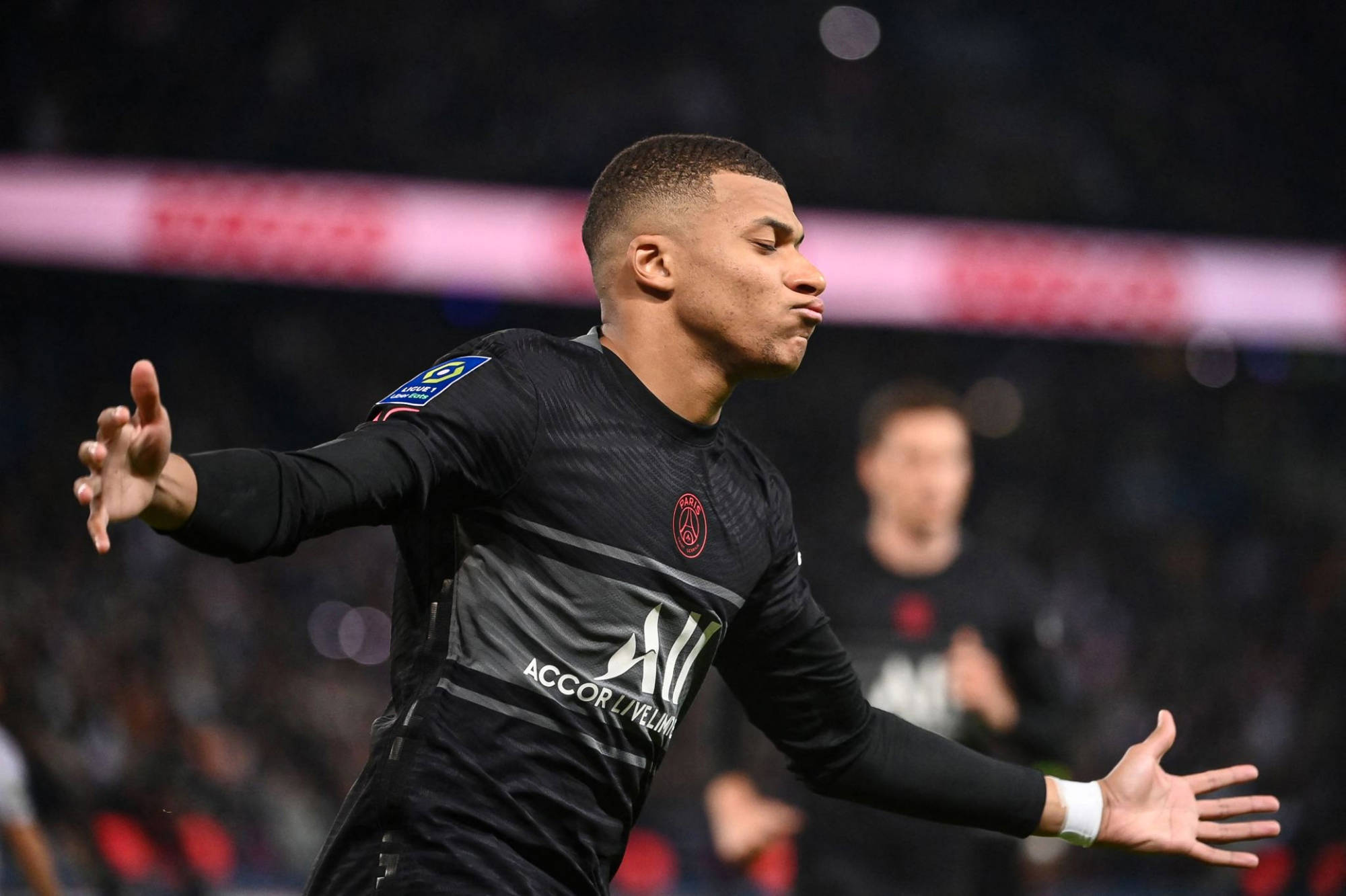 包含圣日耳曼客场表现迟滞，盼主场反弹的词条