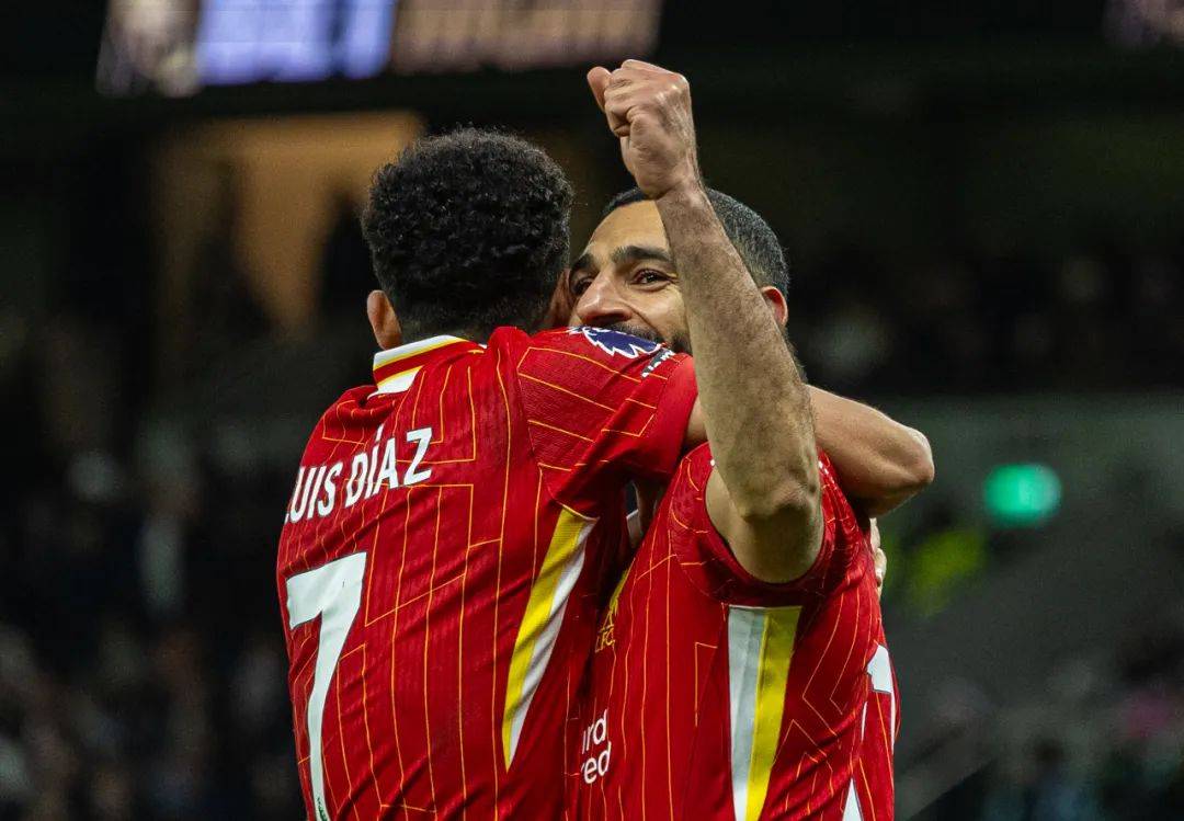 关于利物浦球员破门得分，赢得球迷喝彩的信息