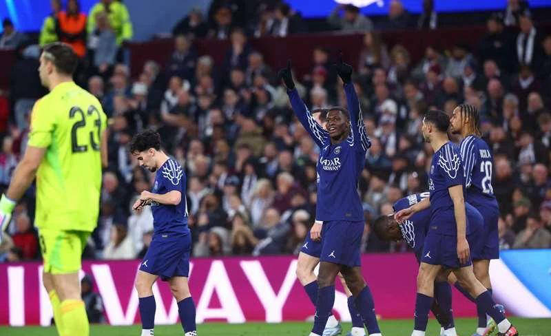 热门球队惊险赢得比赛，晋级下一轮