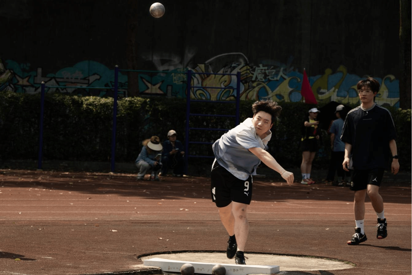 九游官网-联盟球队在场上展现团队合作的力量