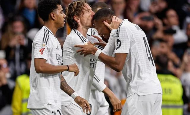 豪门碰撞，球迷呼声高涨，场上激烈角逐的简单介绍