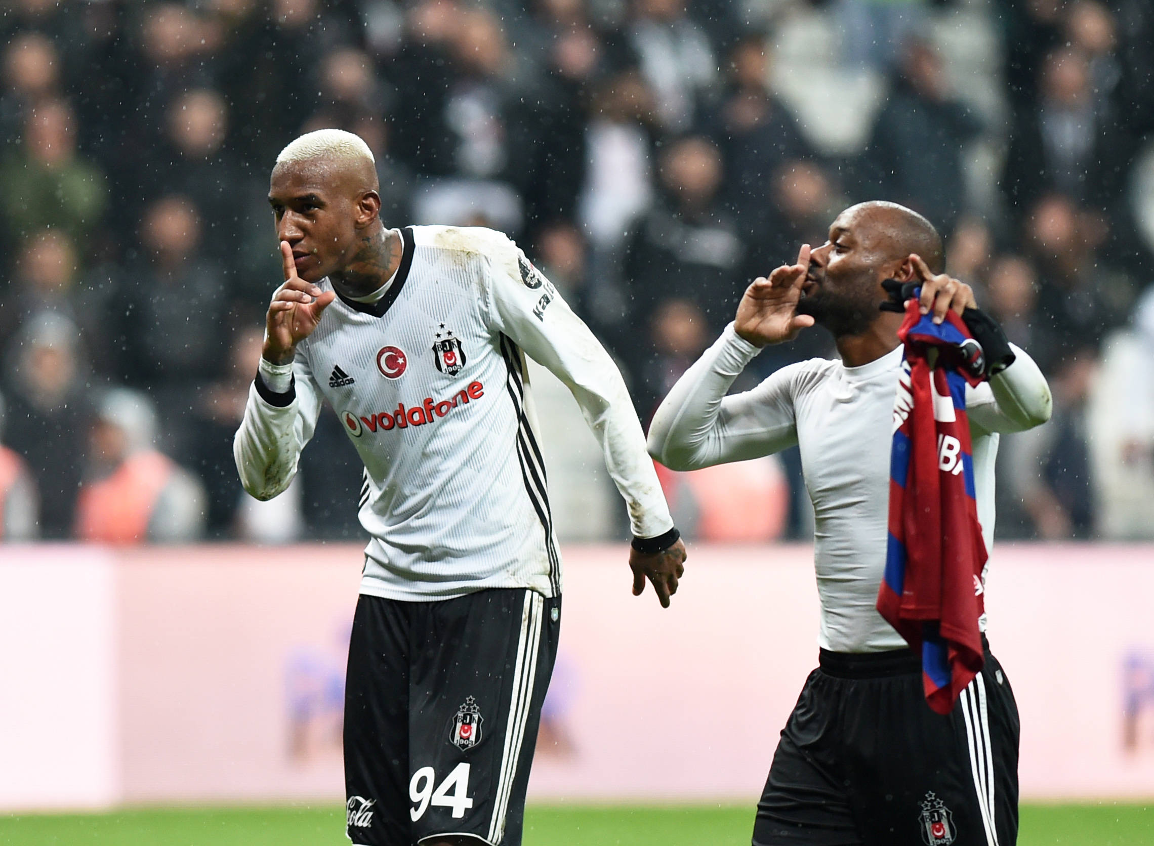 关于阿贾克斯队成功晋级四分之一决赛的信息