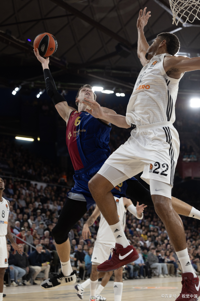顶尖球星在篮球职业联赛中展现实力，触目惊心