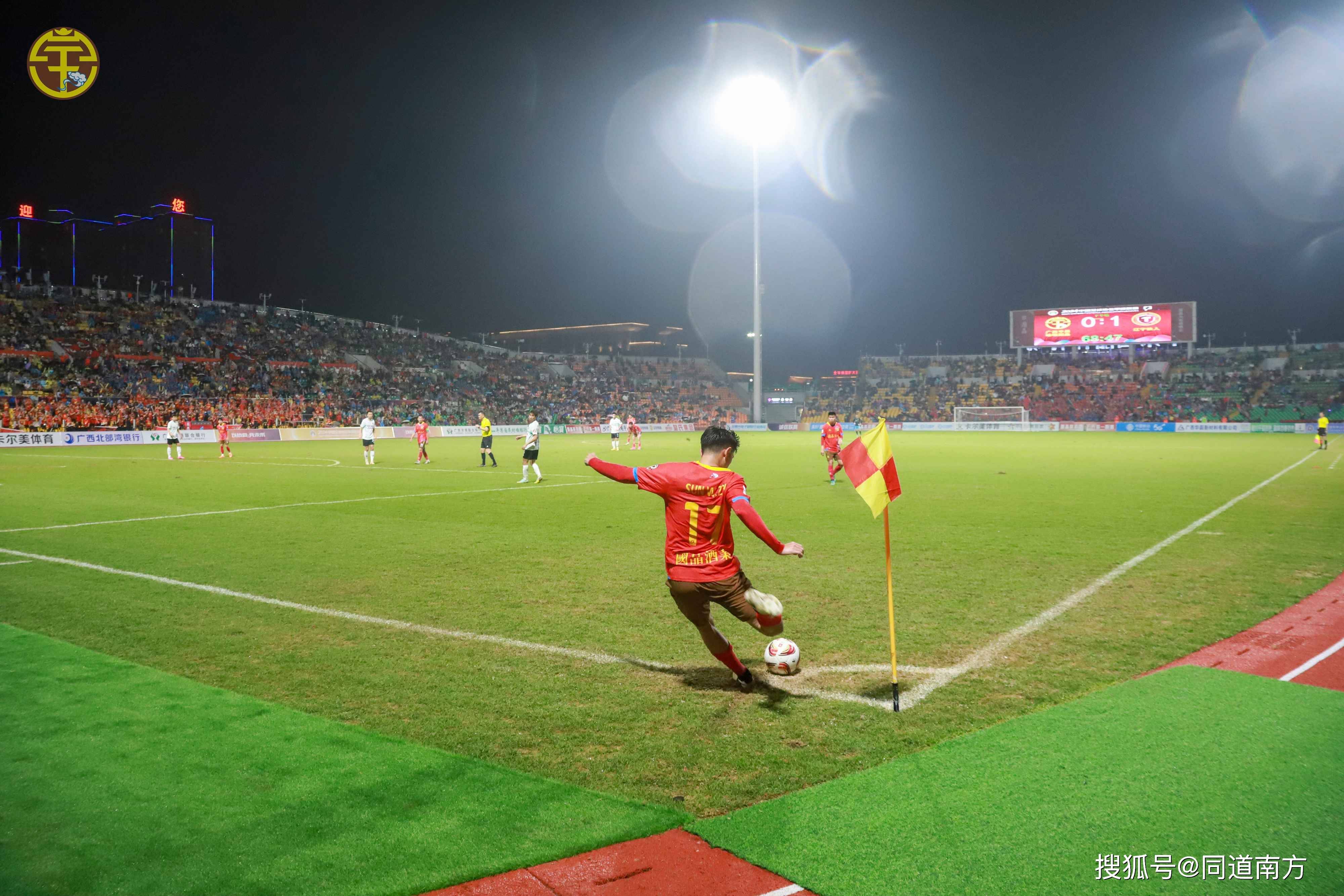 足球赛场上展现精湛技艺，赛况引人入胜的简单介绍