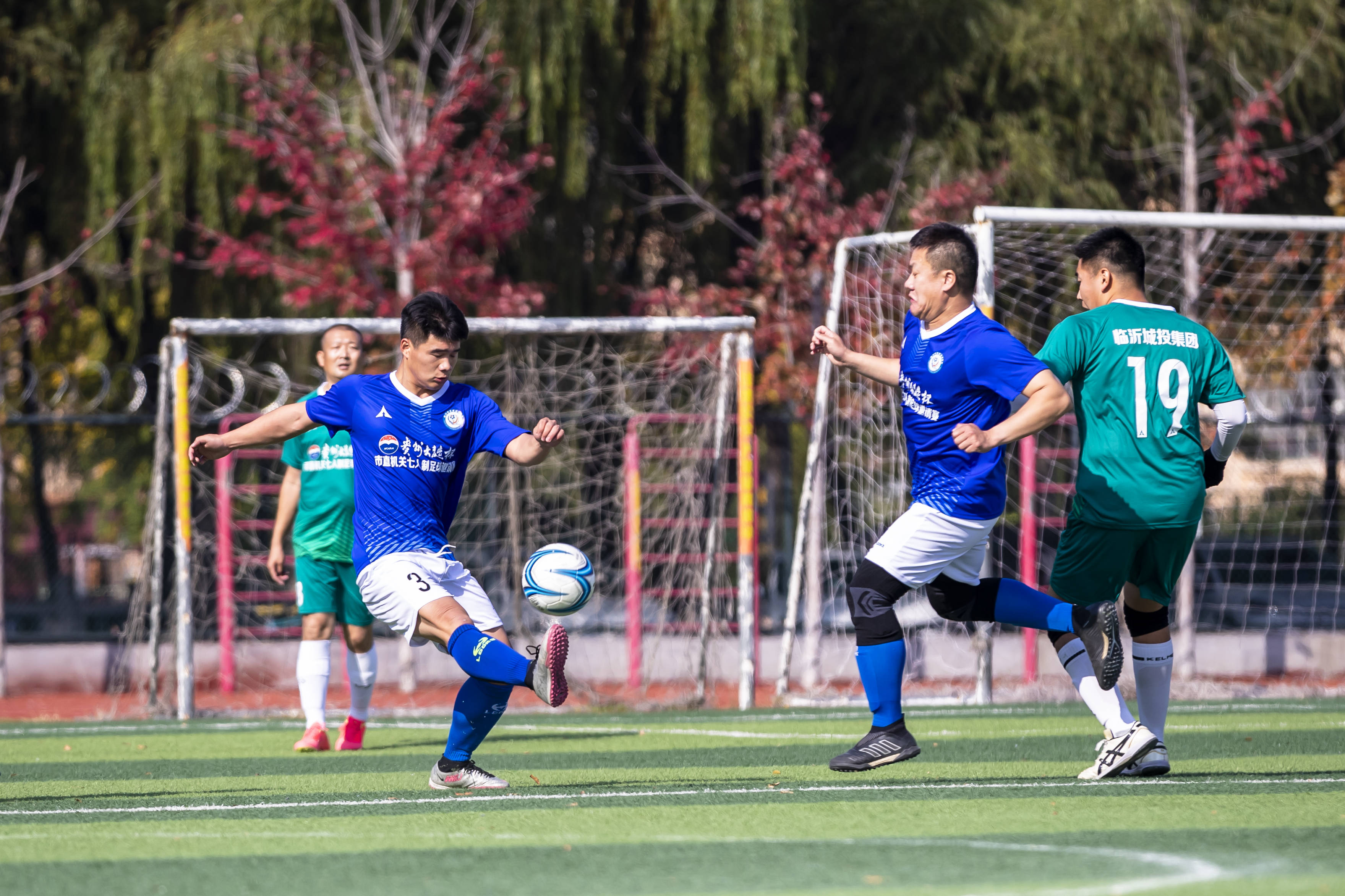 足球赛场上展现精湛技艺，赛况引人入胜的简单介绍