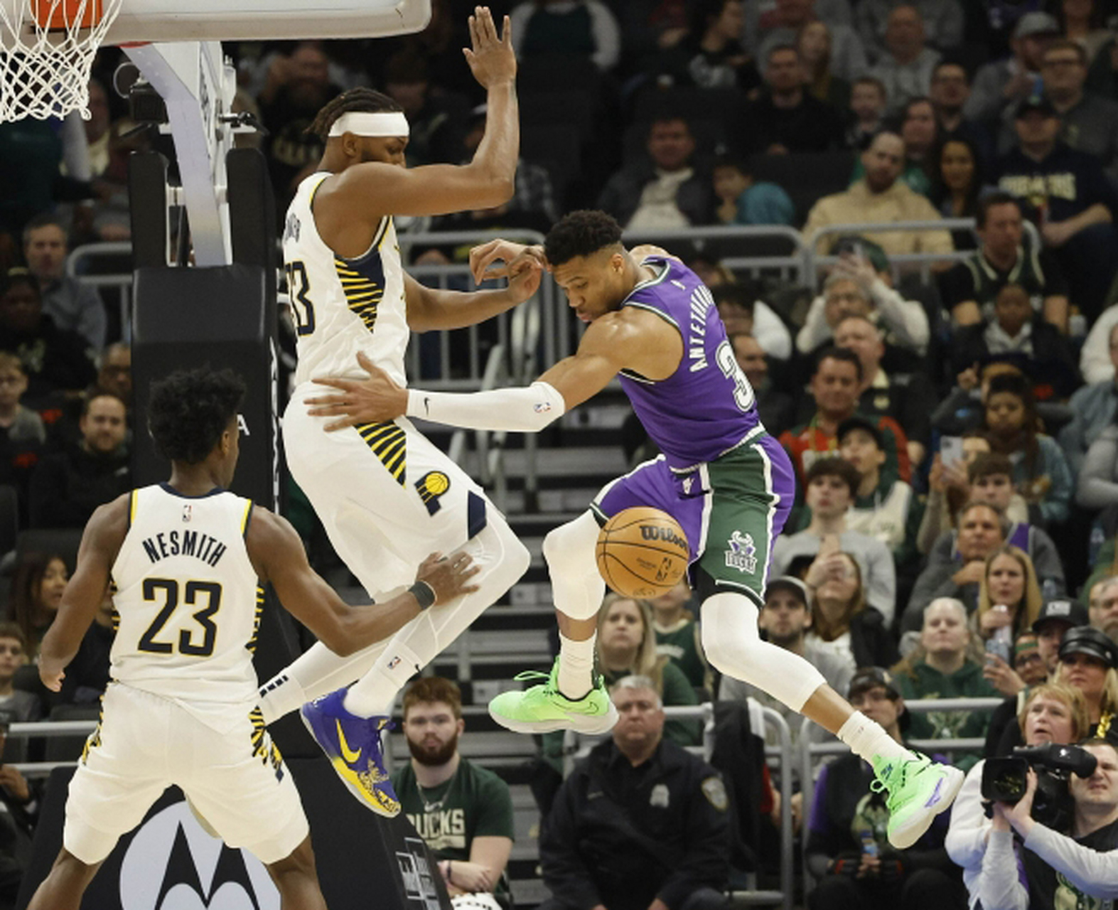 雄鹿队逆转步行者队，成功翻盘取胜