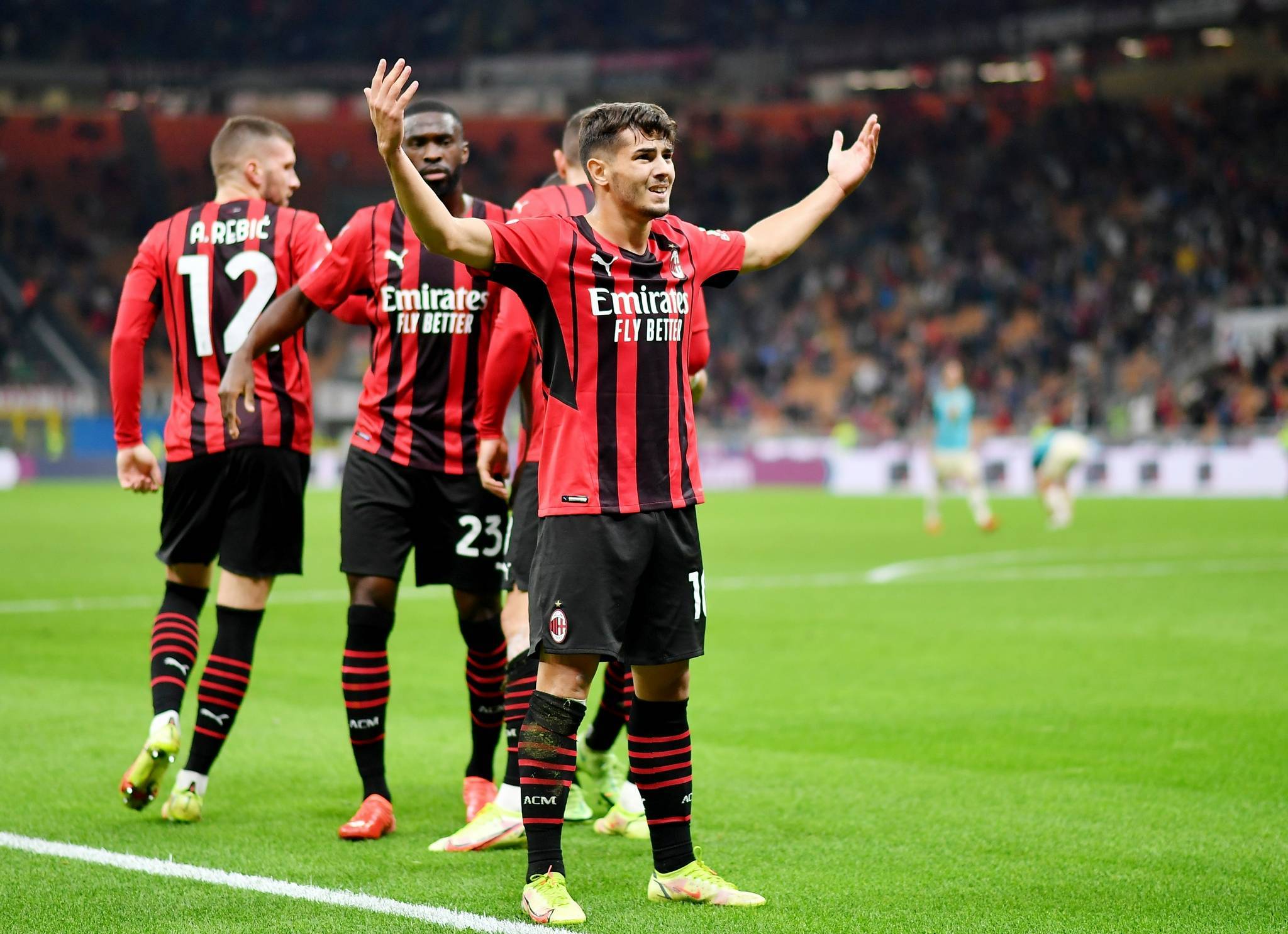 包含AC米兰全队状态火热，继续领跑意甲联赛的词条