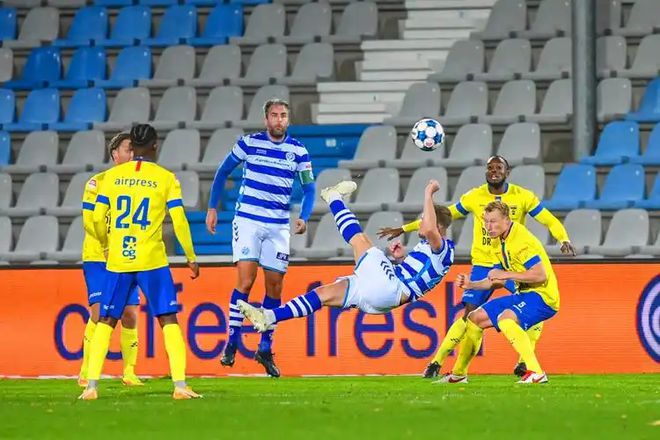 火爆足球对决中球员表现出色，赢得掌声