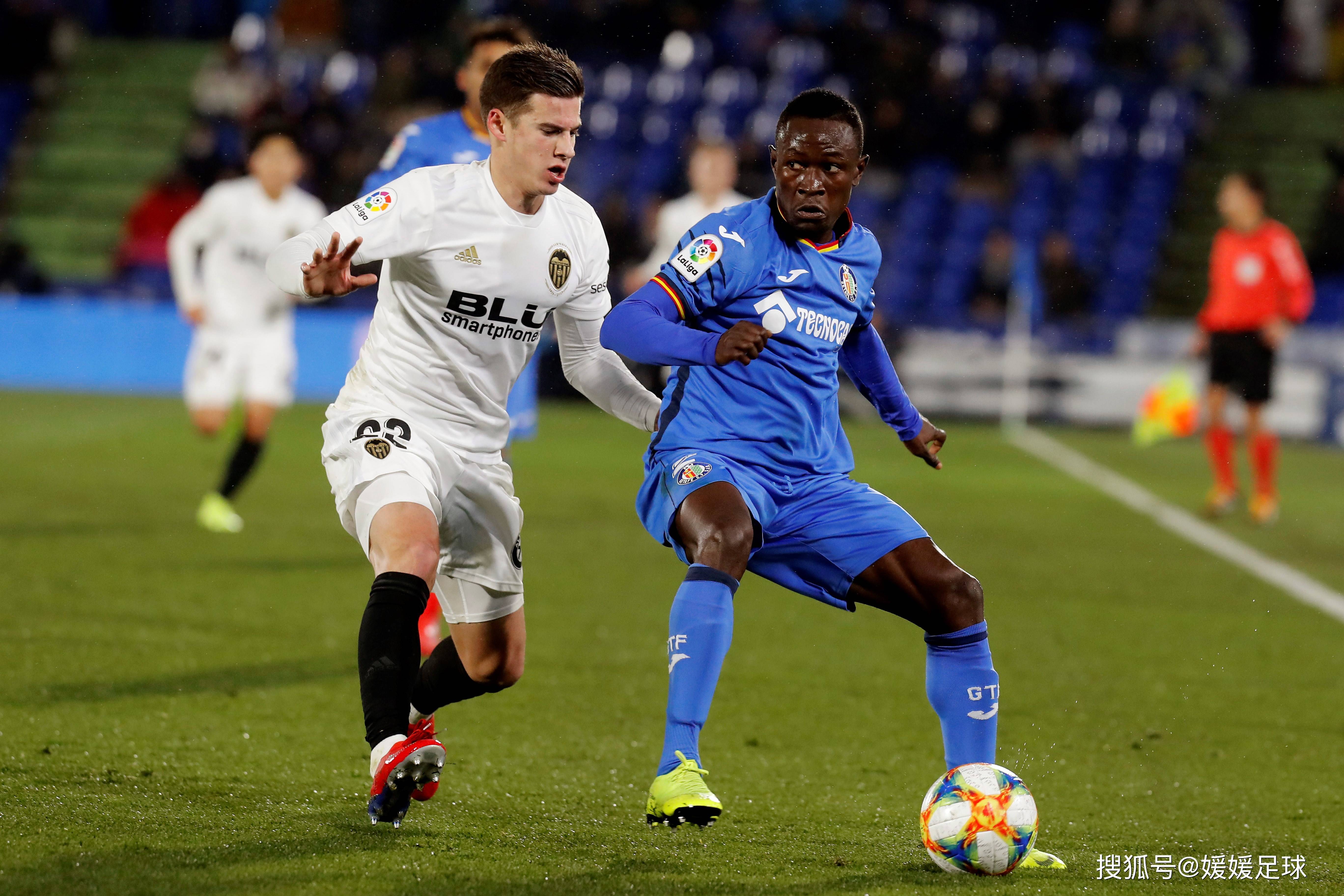 瓦伦西亚击败塞维利亚,取得胜利 瓦伦西亚击败塞维利亚,取得胜利