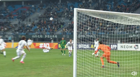 比赛中球队斩获关键进球，锁定胜局