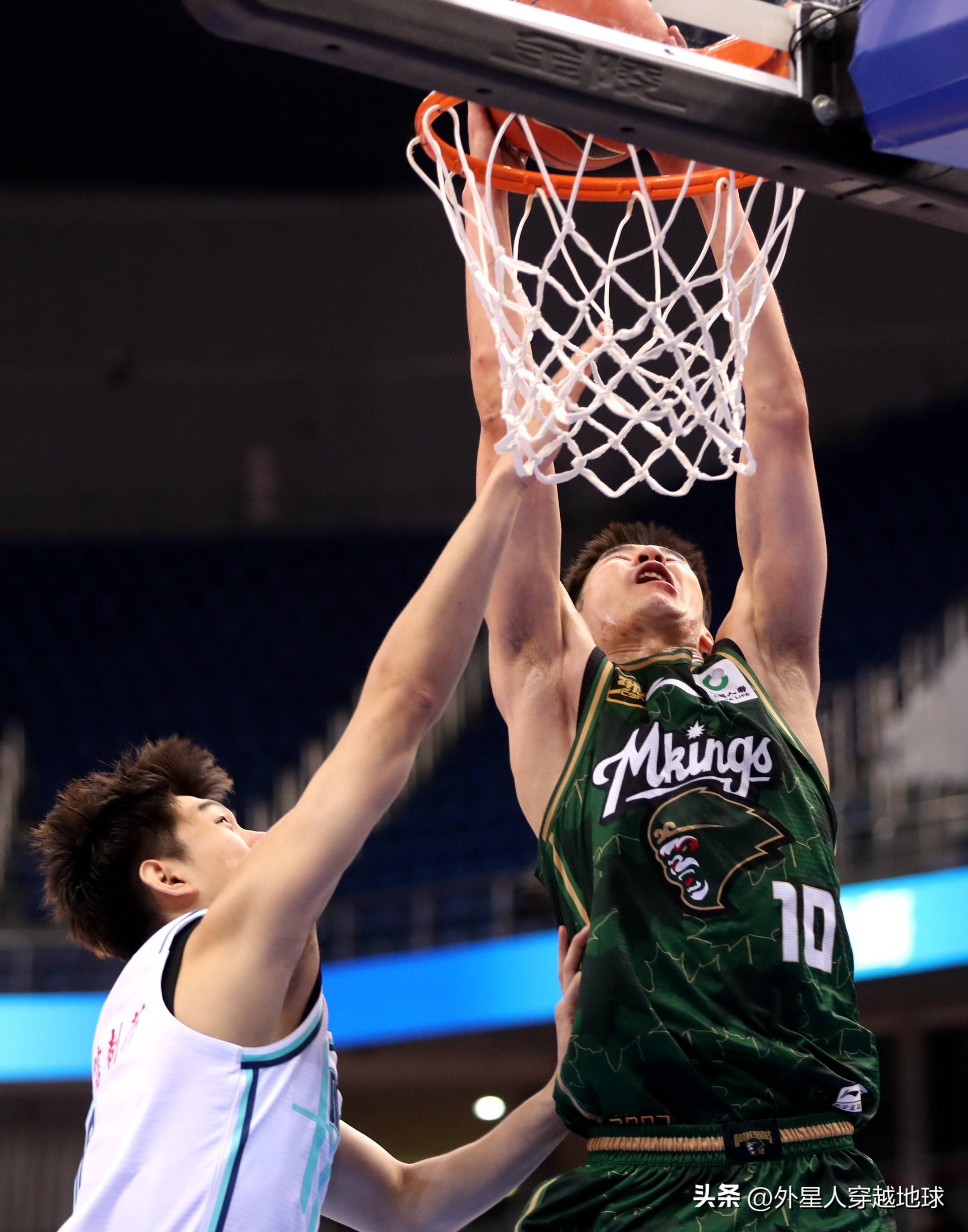 比赛中球队斩获关键进球，锁定胜局