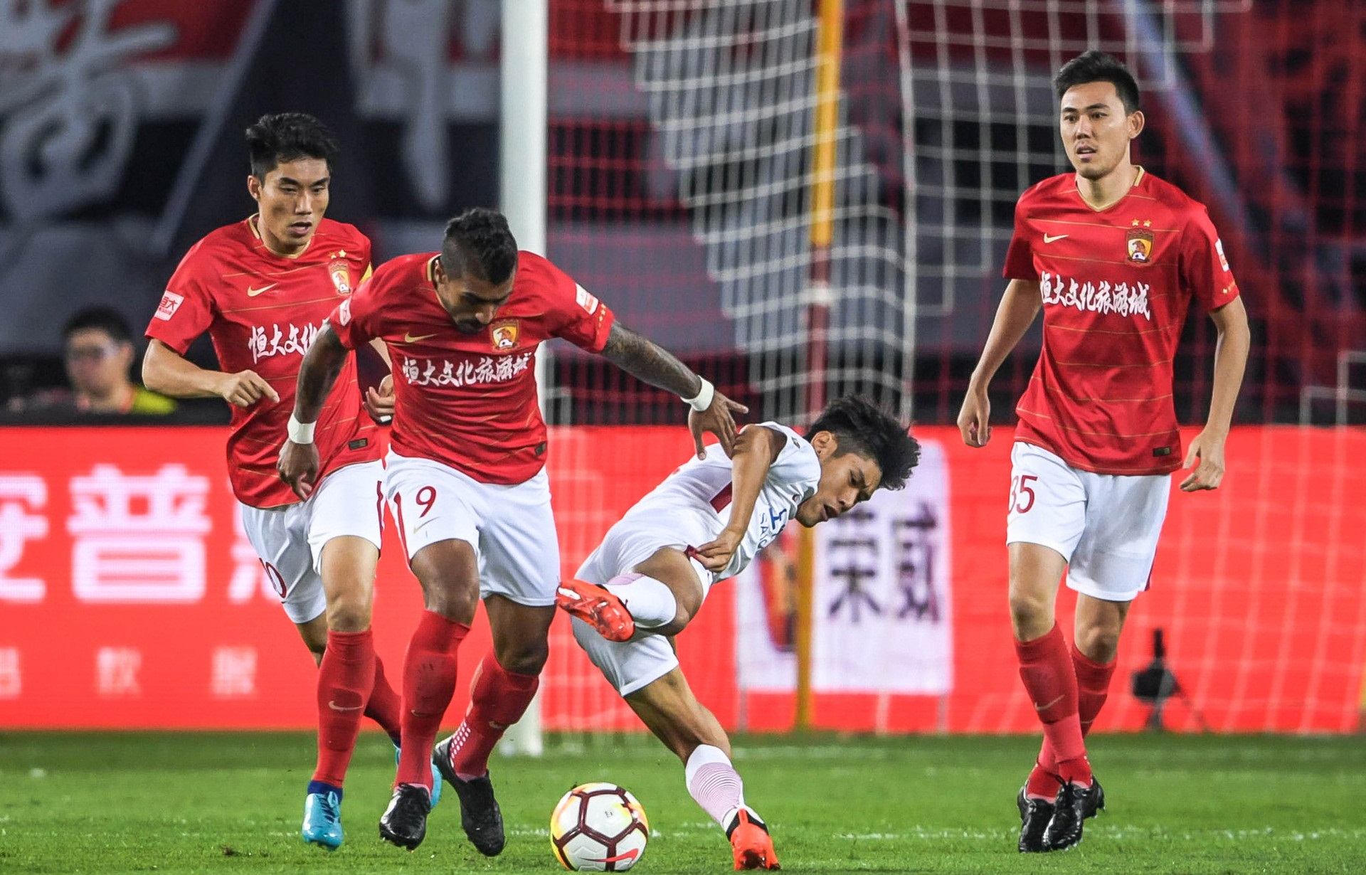 包含球队训练备战：上港集中精力备战与广州恒大交锋的词条