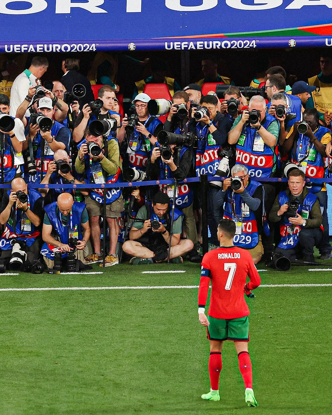 欧洲杯赛开幕，顶尖球队展现技艺争夺荣誉的简单介绍