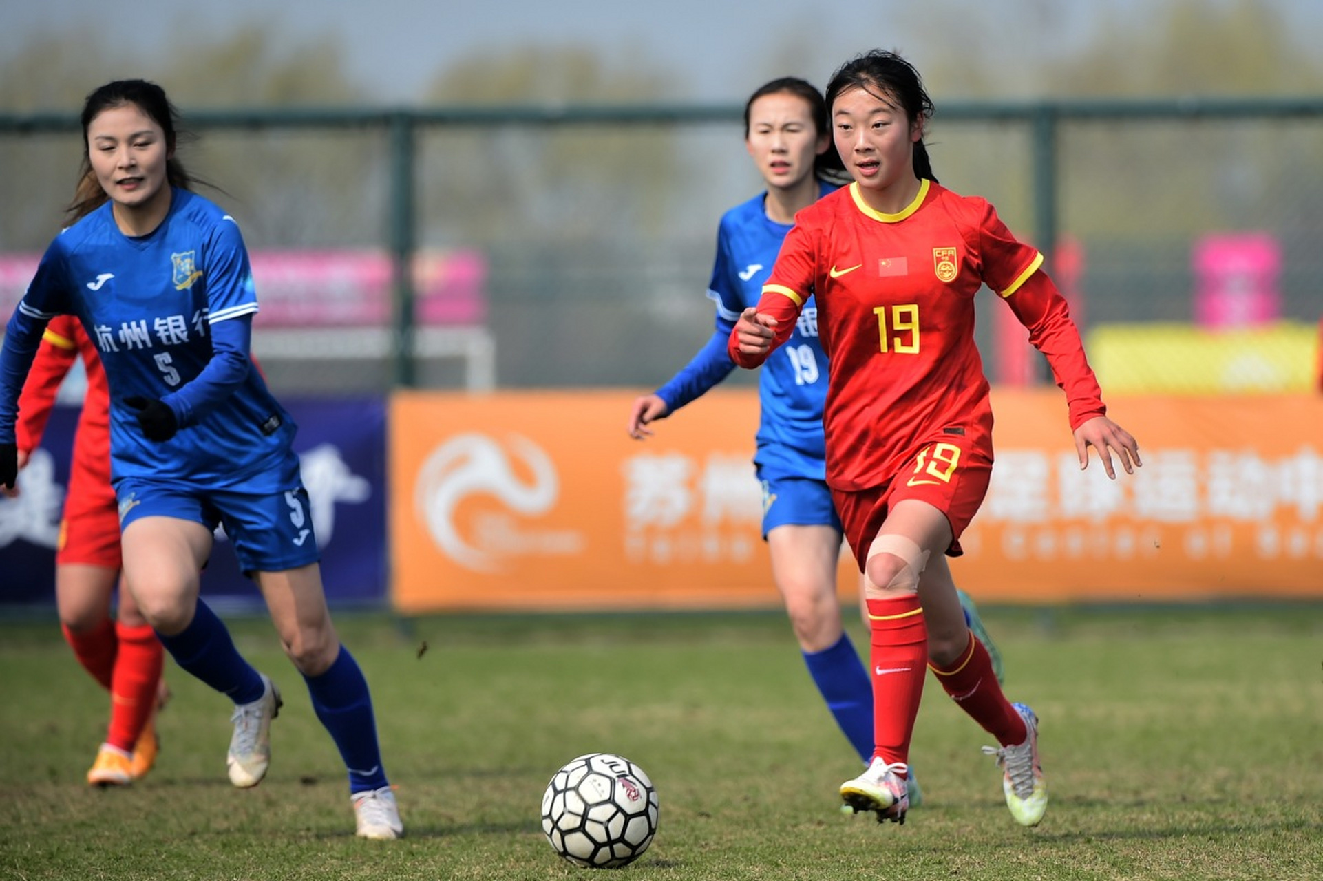 凭借实力，中国女足队员夺冠