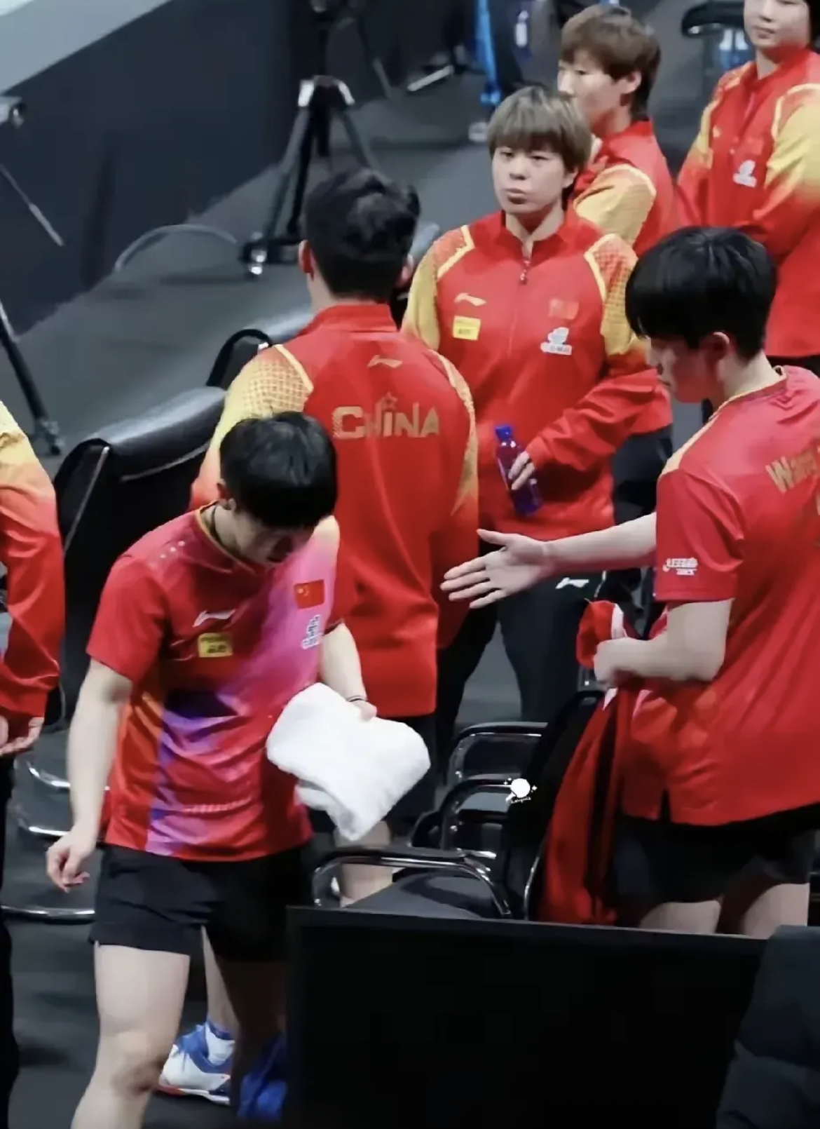 关于对手意外失误为球队带来宝贵机会的信息