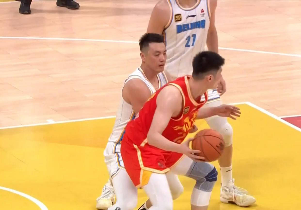 包含杜锋谈今季表现：广东队需增强内线深度的词条