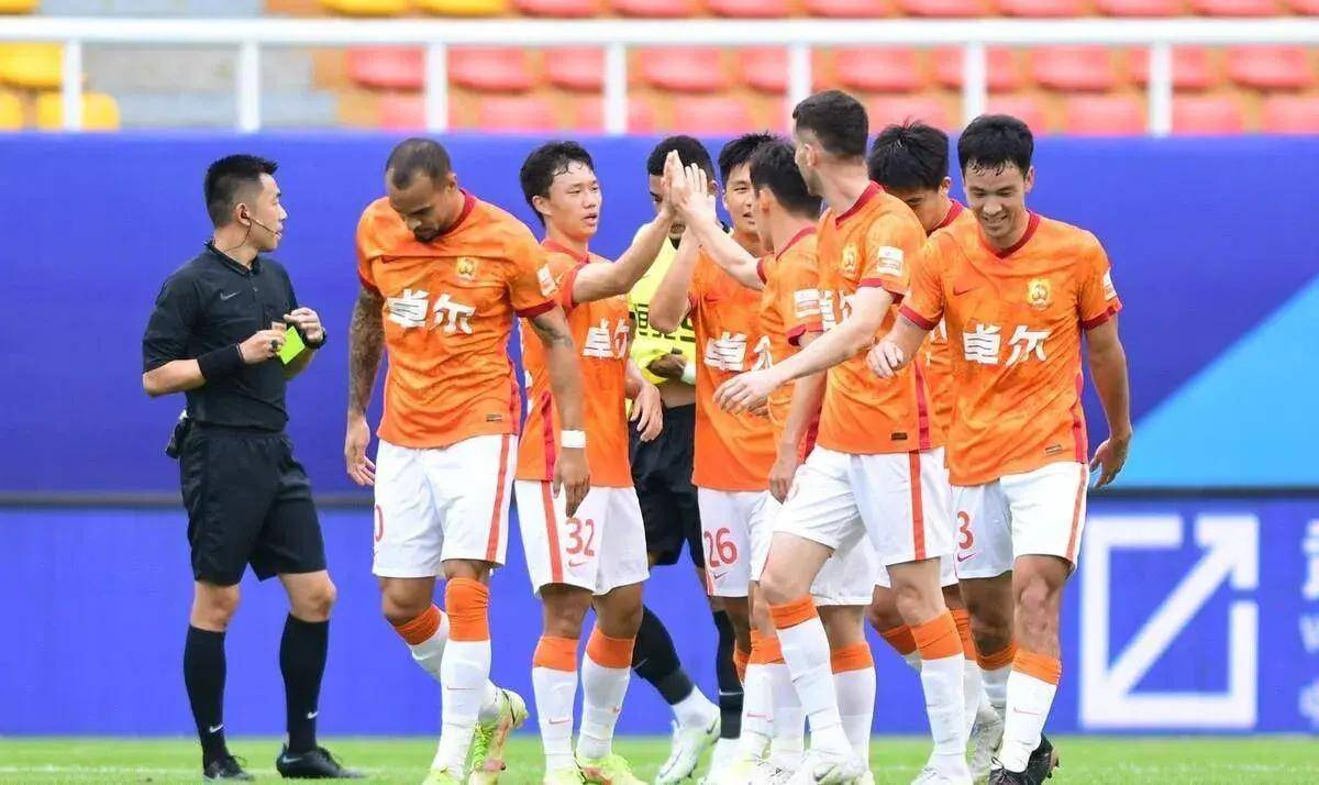 包含河南建业队内团结一心，打破山东鲁能坚守，取得胜利的词条