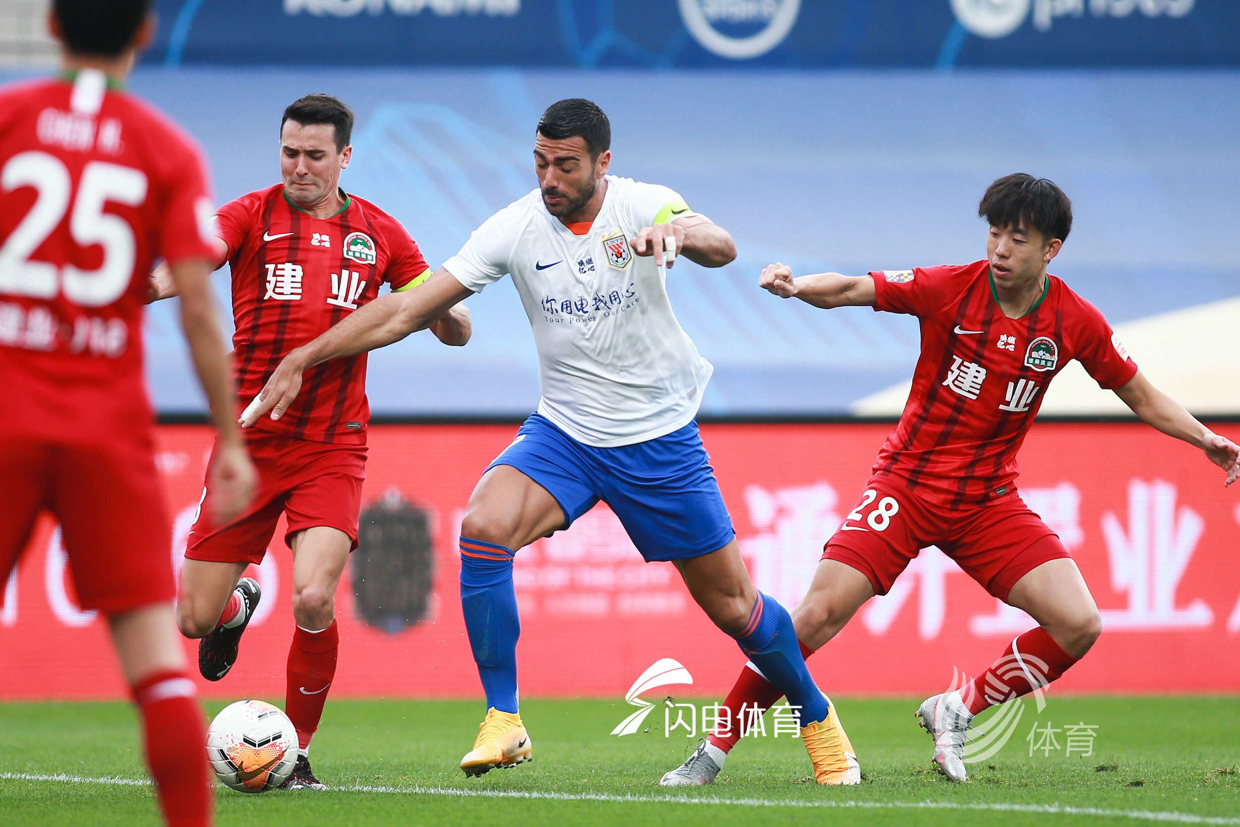 包含河南建业队内团结一心，打破山东鲁能坚守，取得胜利的词条