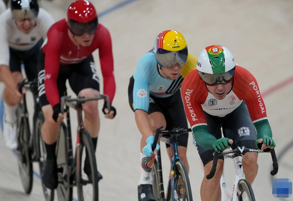 西班牙选手在自行车比赛中夺得亚军