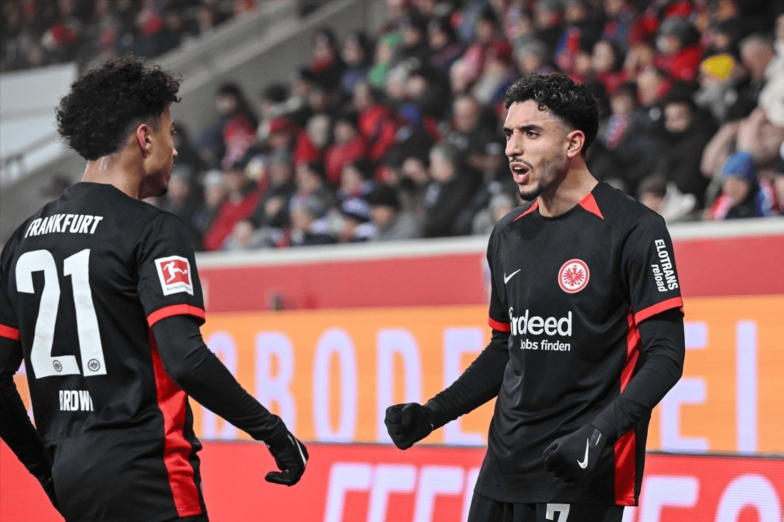 包含法兰克福球迷集结球场，助威现场加油的词条