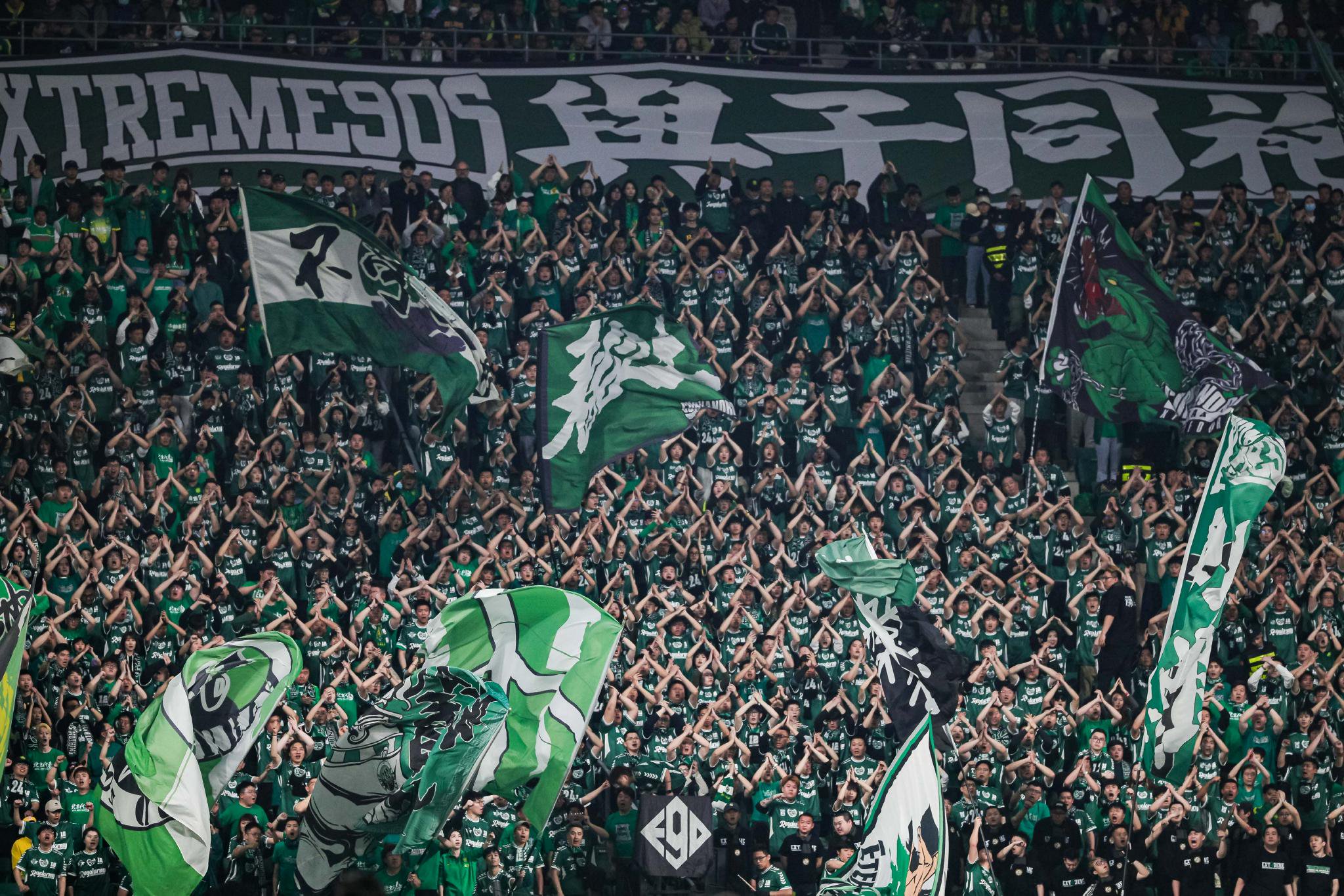 包含法兰克福球迷集结球场，助威现场加油的词条