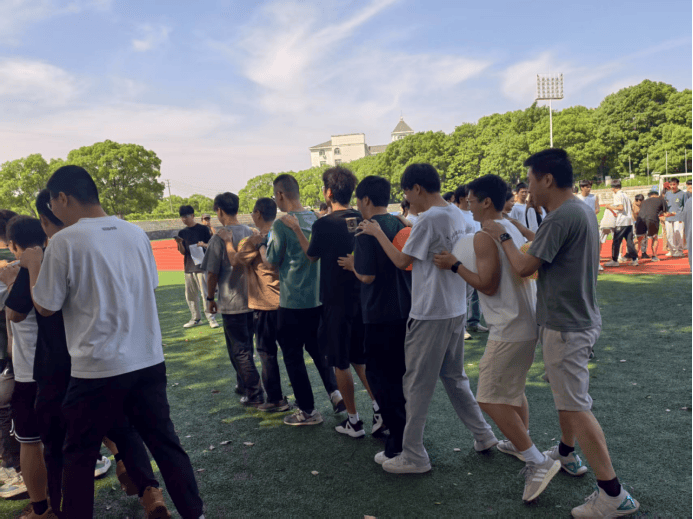 队员表现出色，展现出良好的团队合作精神