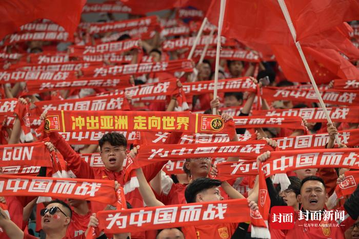 球迷狂热庆祝球队取得胜利，全城沸腾欢庆的简单介绍