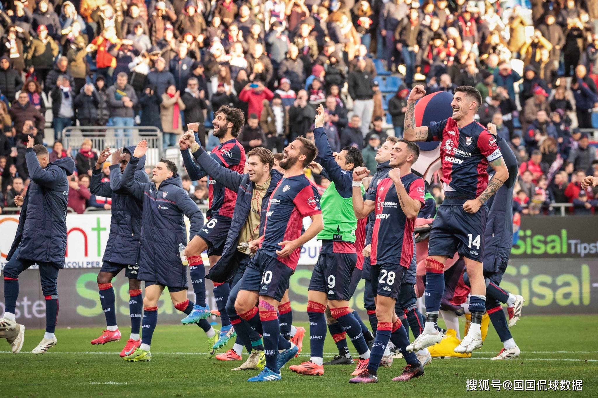 球队阵容优势凸显，足球比赛成为焦点