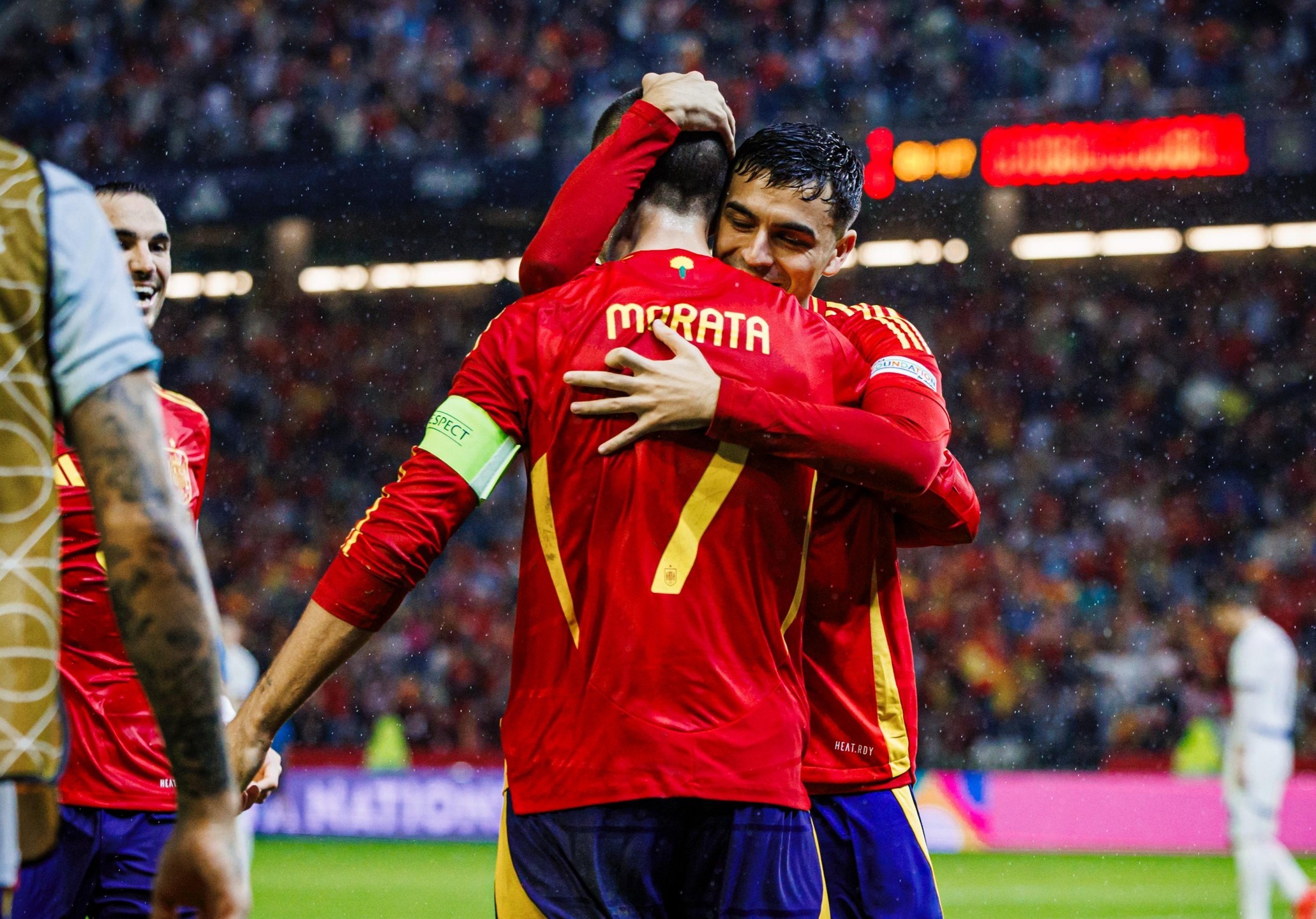 西班牙国家队在关键比赛中夺得胜利，晋级信心增强