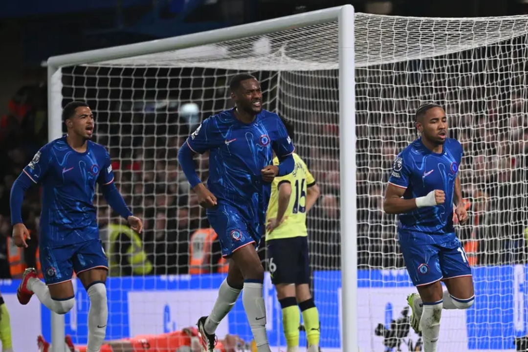 科尔切斯特联主场爆冷逆转斯温登，进入下一轮比赛