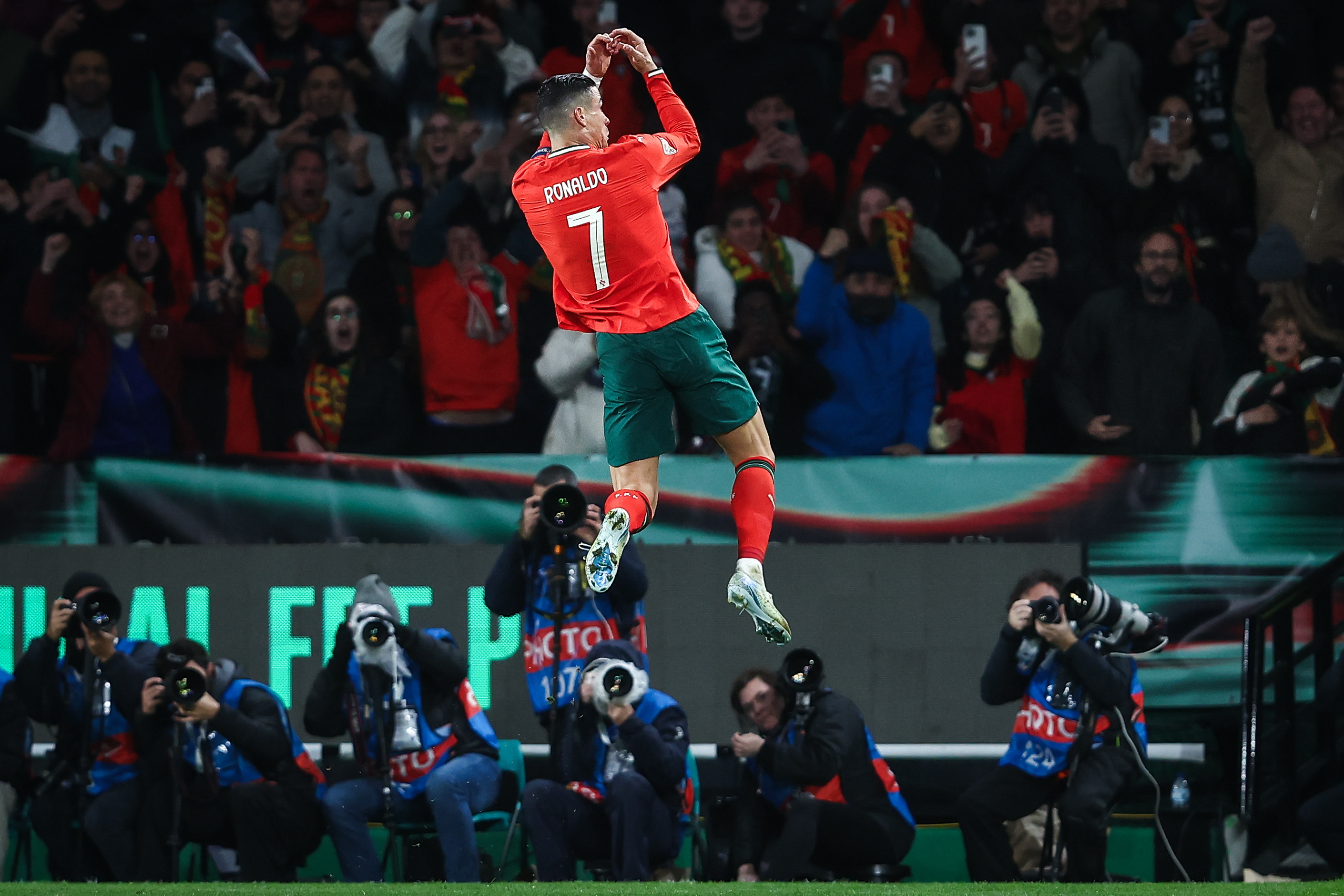 关于足球欧预赛战情紧张，球员斗志昂扬的信息