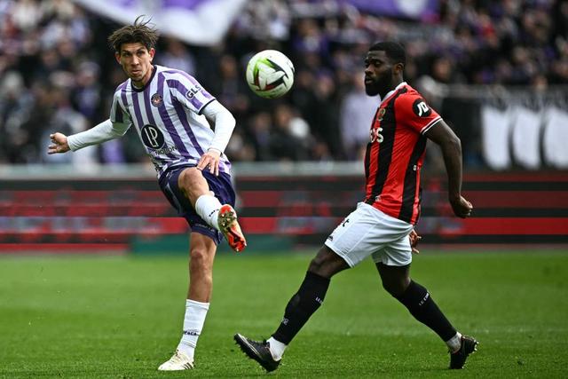 里昂主教练大胆调整战术，带领球队连胜