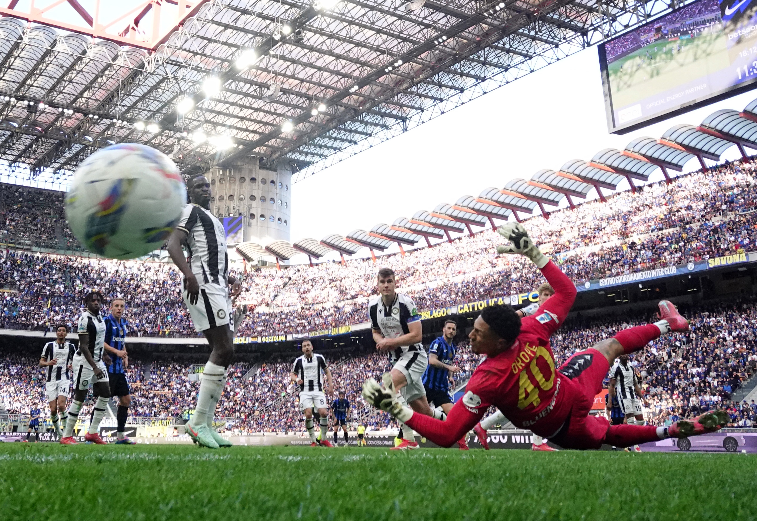 包含意甲顶级前锋盛赞对手，赛场风云变幻的词条