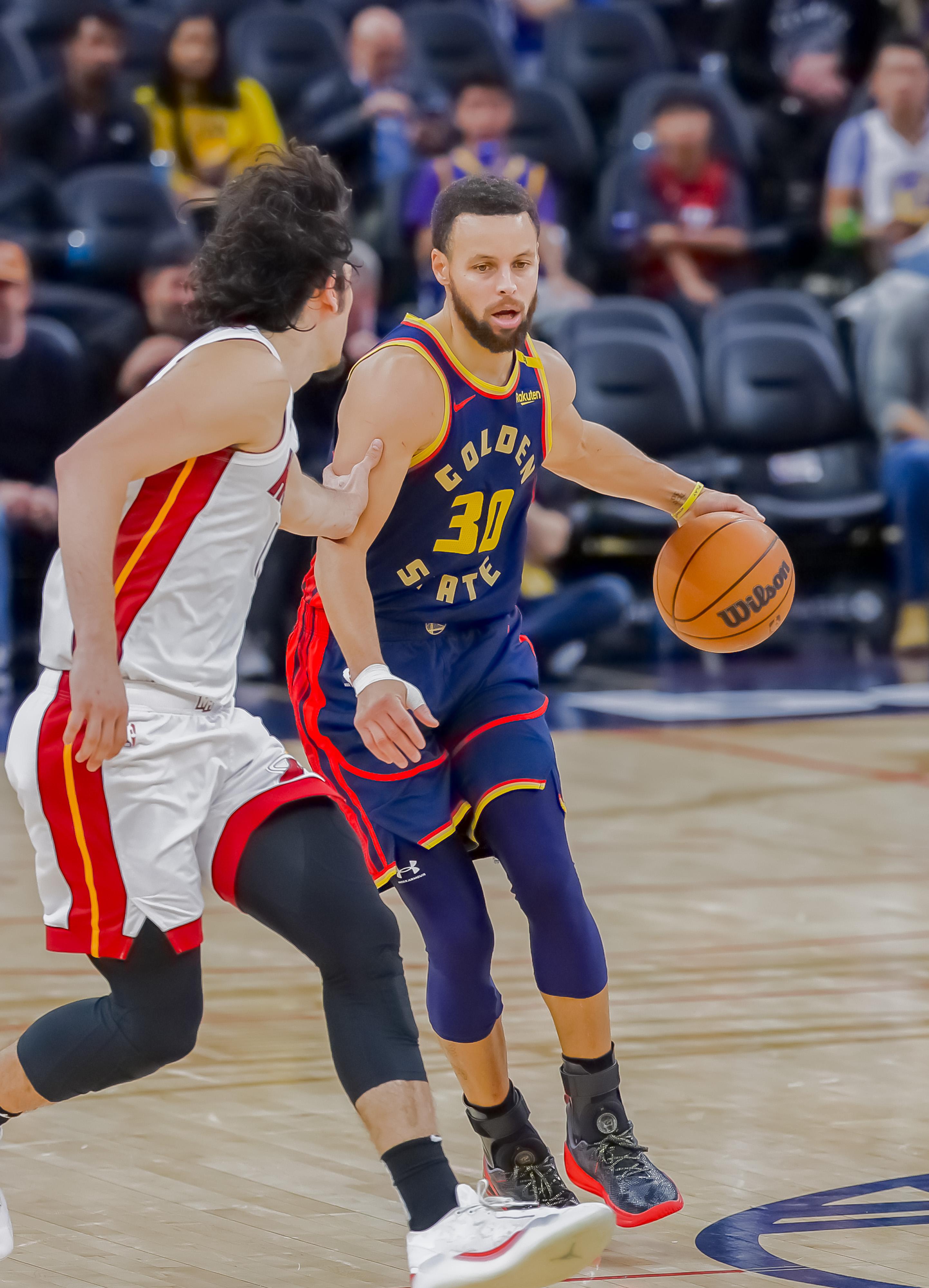 包含激情四射，场上球员为了荣耀拼尽全力的词条