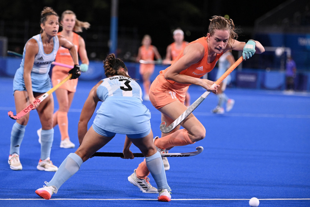 荷兰冰壶队夺冠，一路高歌入云