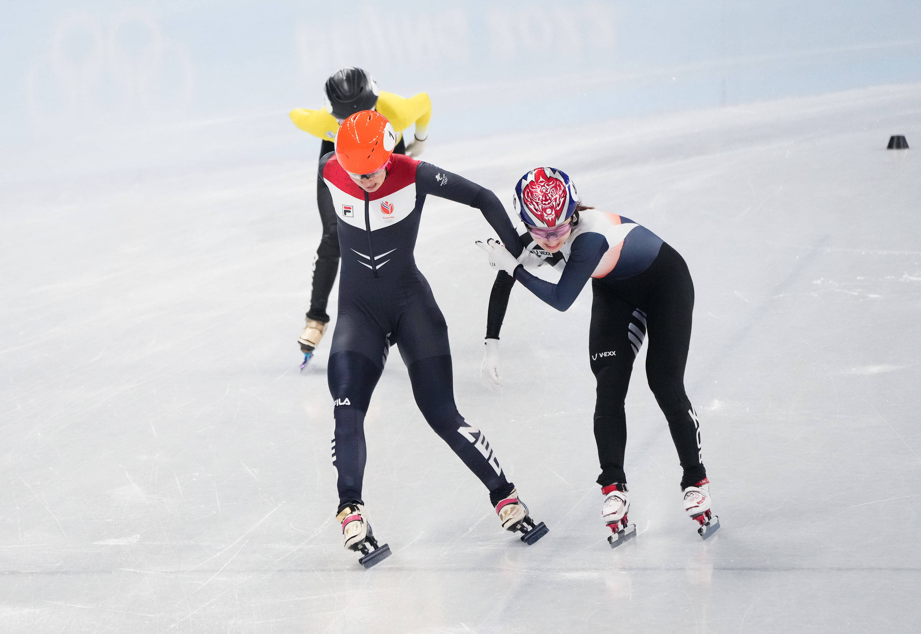 荷兰冰壶队夺冠，一路高歌入云