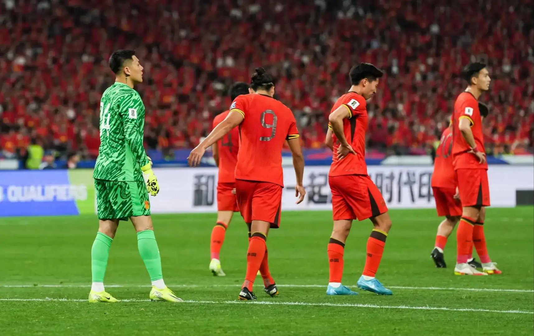 足球狂热！亚洲赛场上演激烈对抗的简单介绍