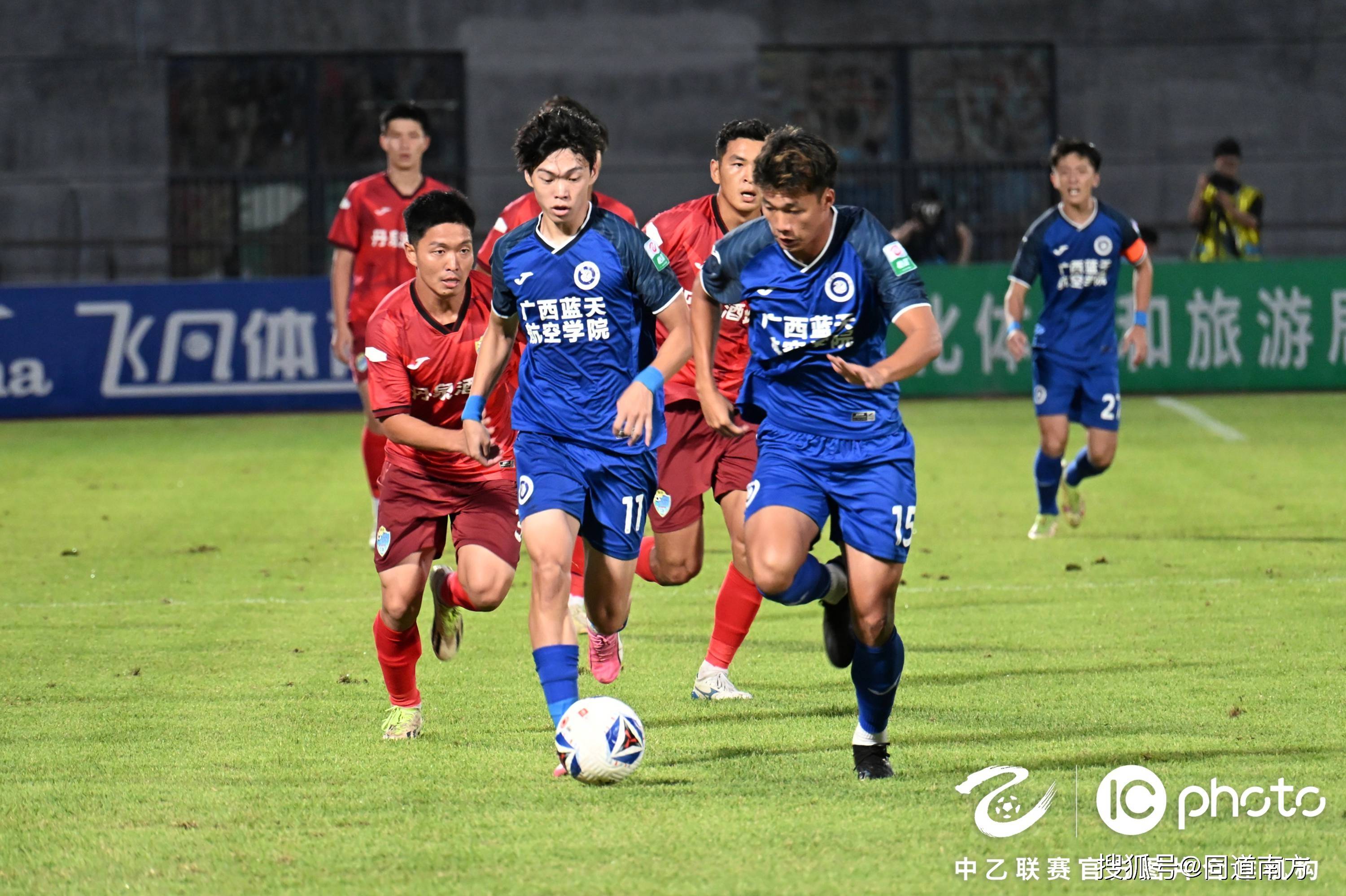 大比分领先的蓝色队获得胜利 大比分领先的蓝色队获得胜利