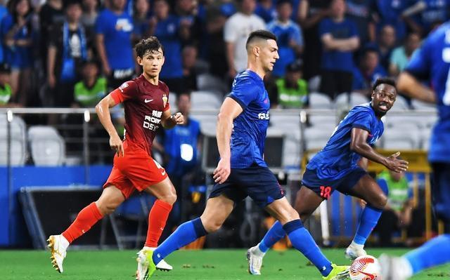 申花组织失误频繁，球队整体战术失灵