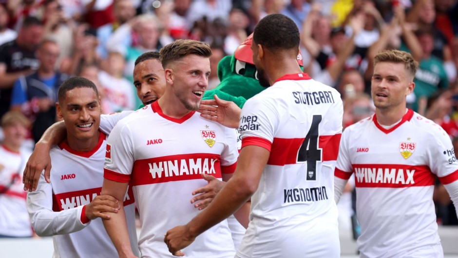 包含斯图加特比分惊险获胜，德国足球联赛强强对话的词条