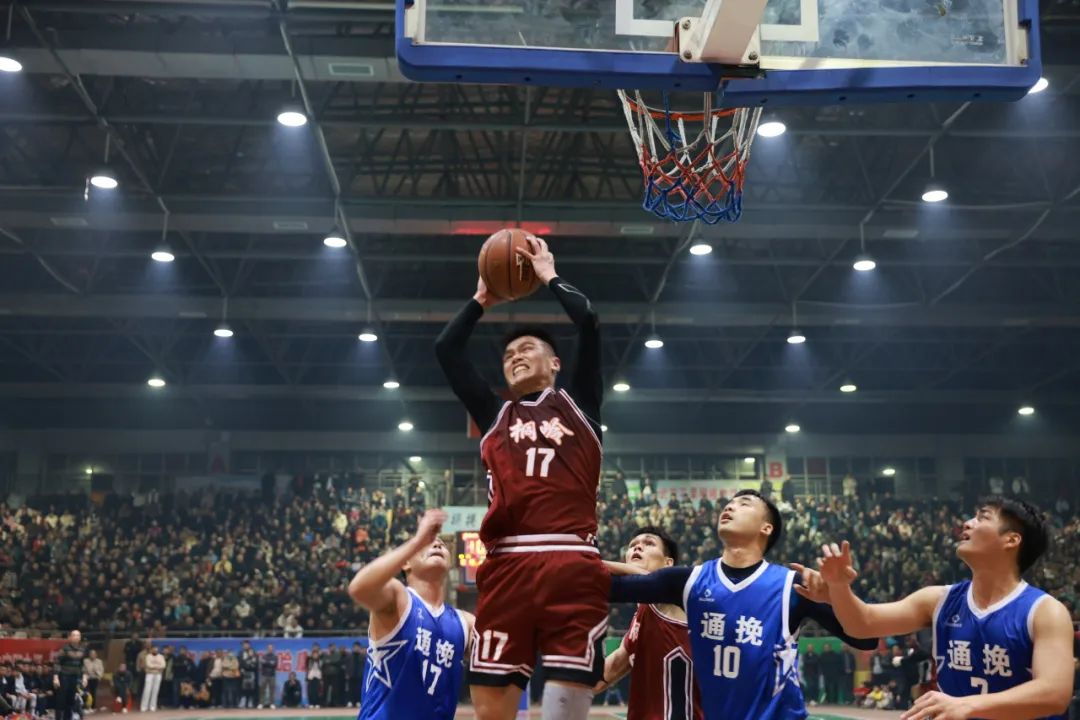 九游app下载-球场上的搏斗，篮球运动员们势均力敌