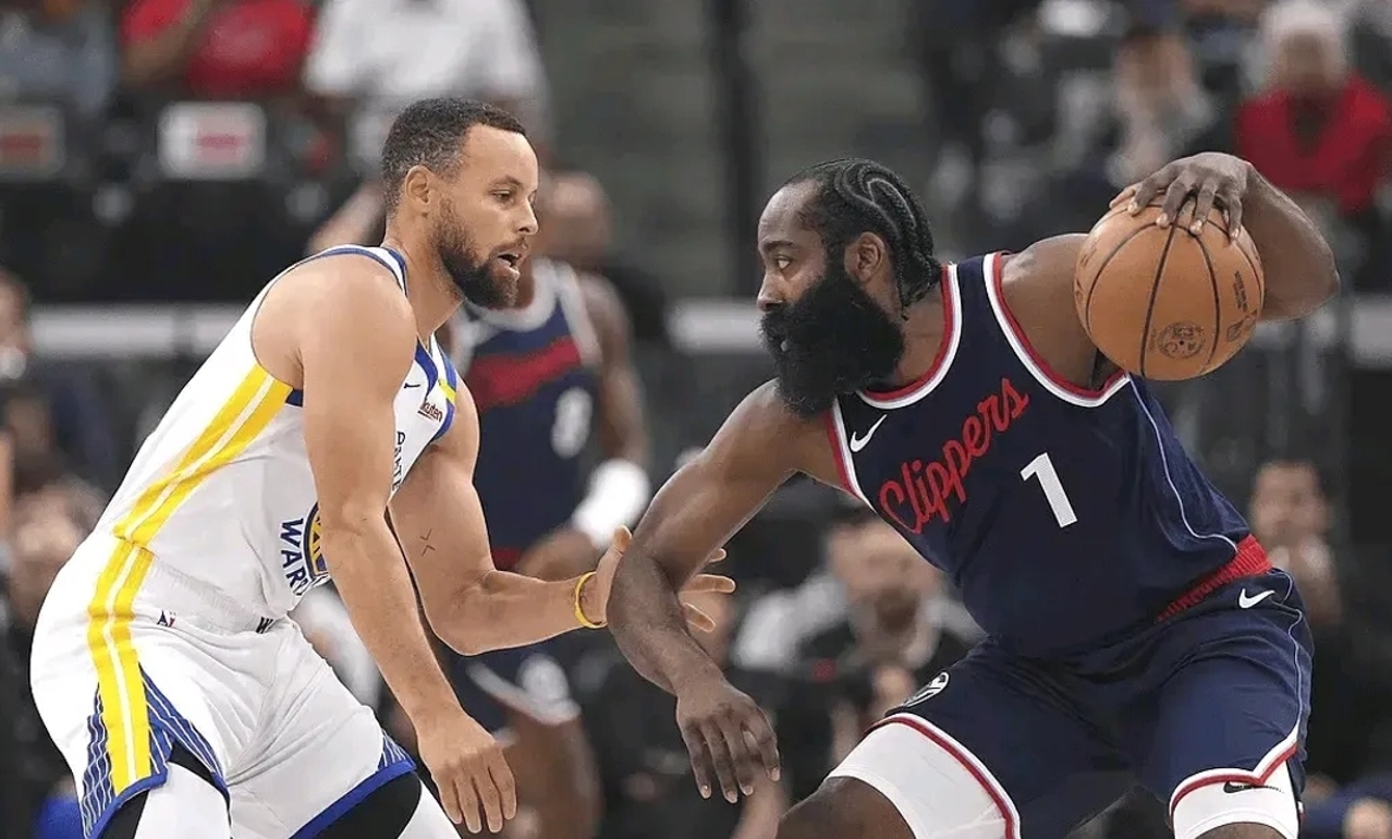 球场上的搏斗，篮球运动员们势均力敌