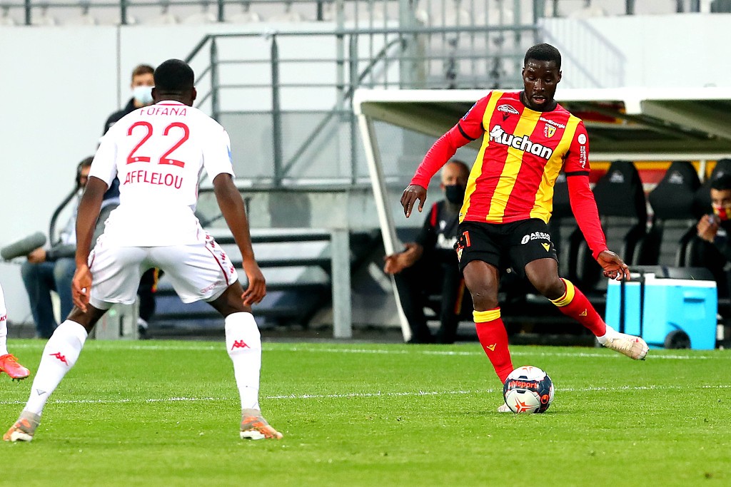 里昂客战告负，主帅承诺球队调整战术迎新挑战