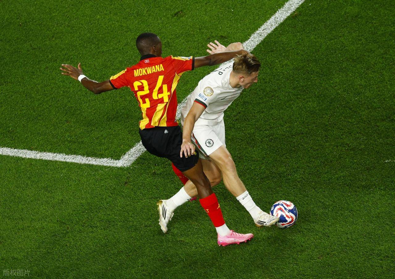 一名球员在比赛中连进两球，助球队获胜