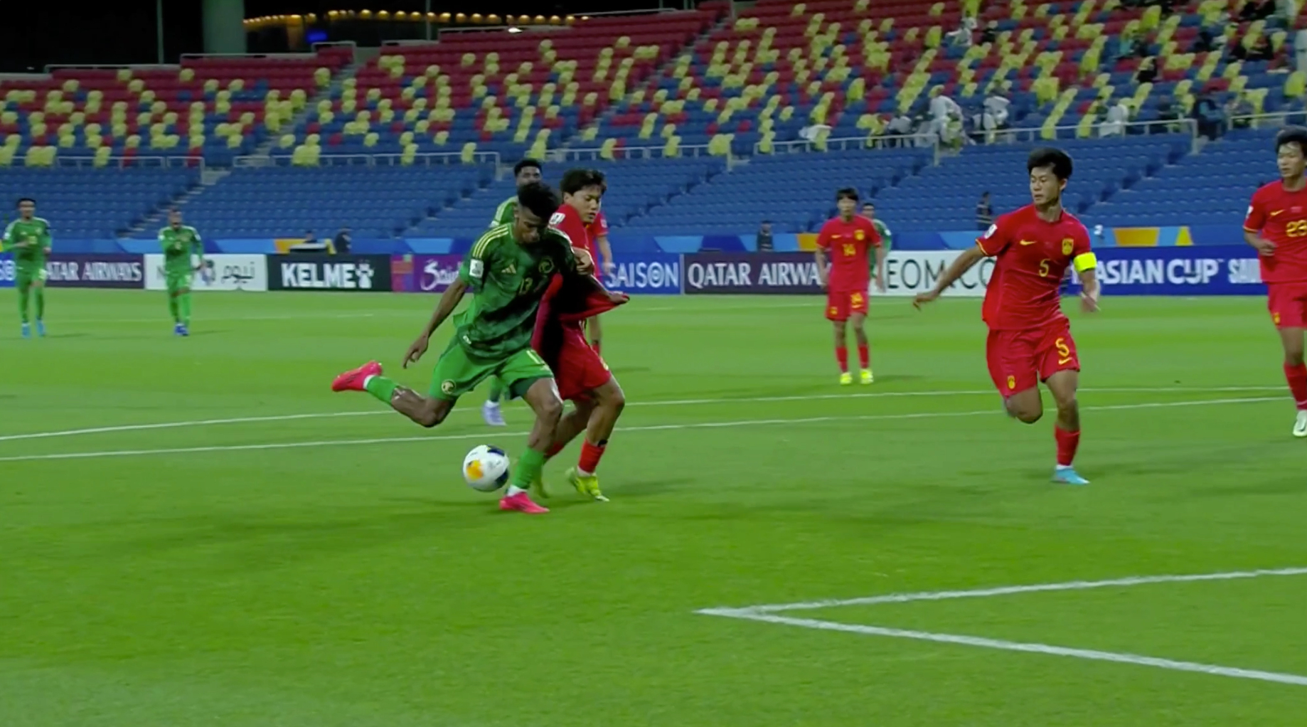 一名球员在比赛中连进两球，助球队获胜