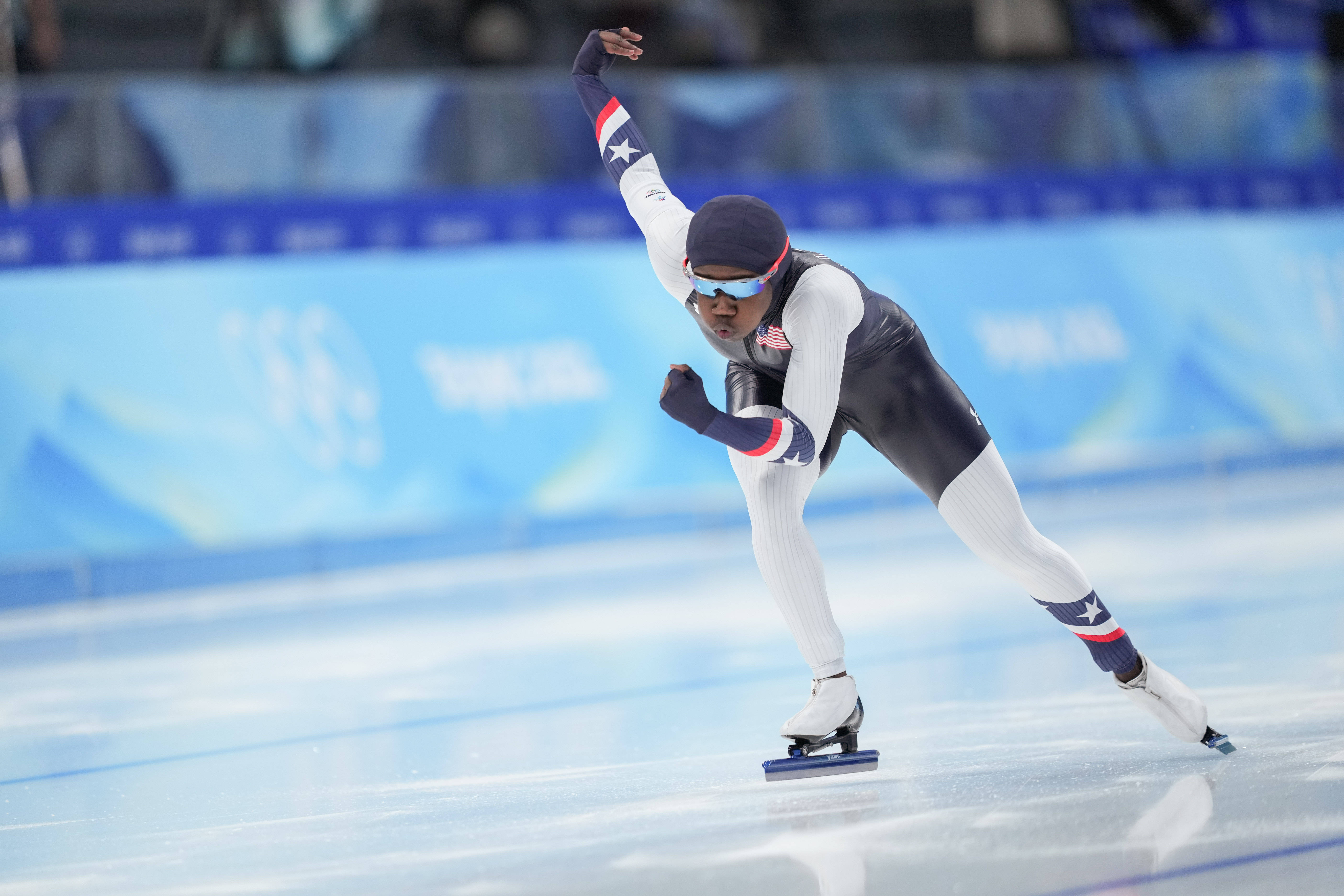 速度之争：日本和美国短道速滑选手争夺第一名