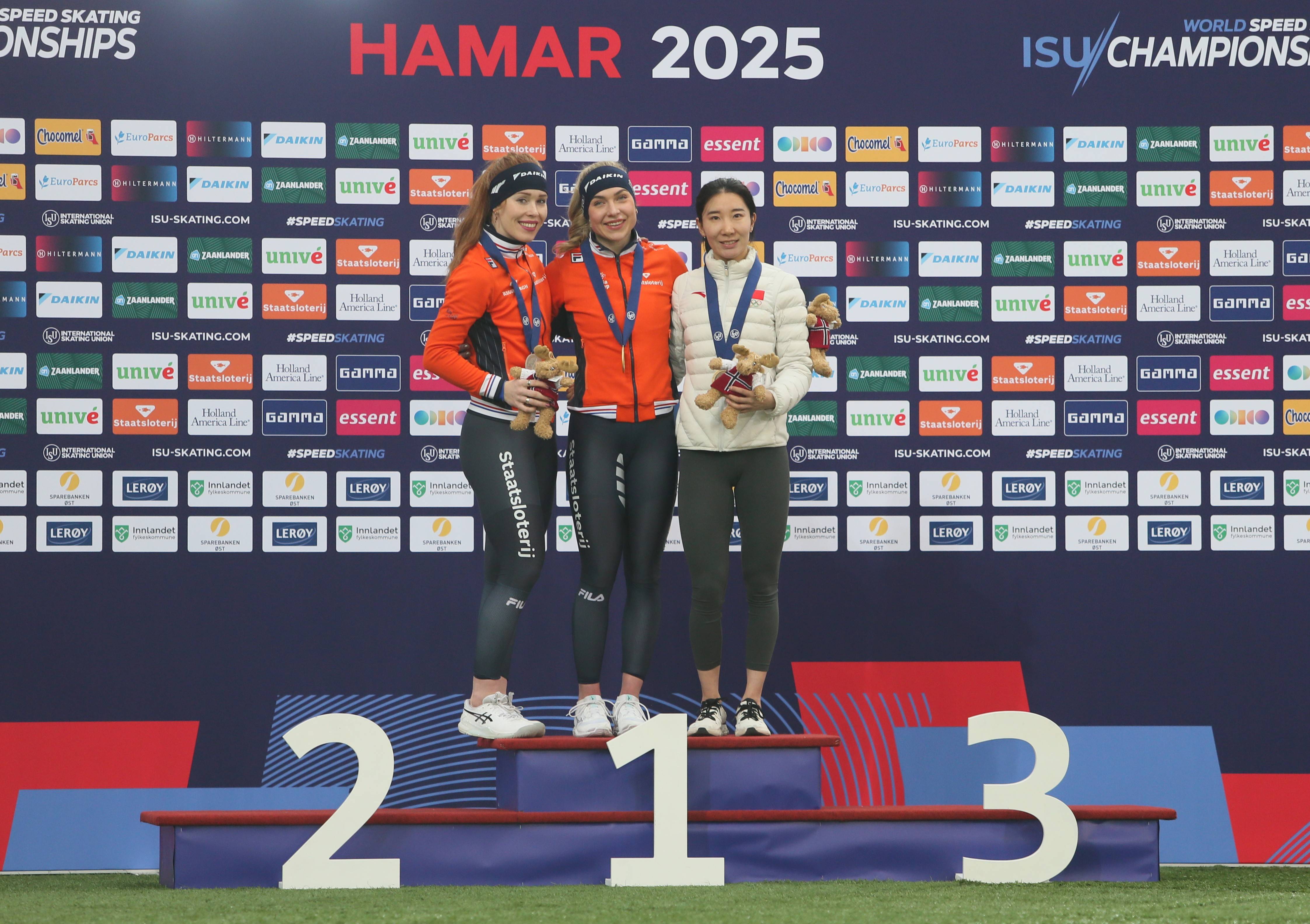 速度之争：日本和美国短道速滑选手争夺第一名